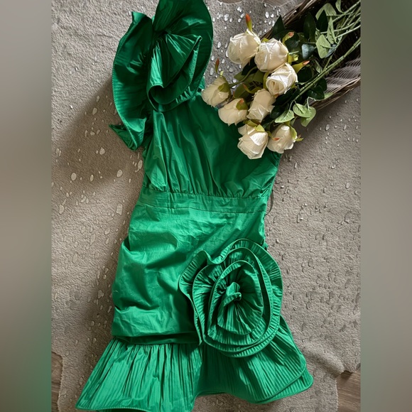 Elegant Green One-Shoulder Dress - Picture 3 of 3
